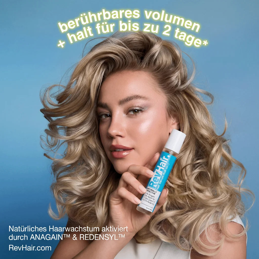 Frau zeigt RevHair Roll-on Haarwachstums-Serum mit aufgelisteten Vorteilen für gesundes Haarwachstum
