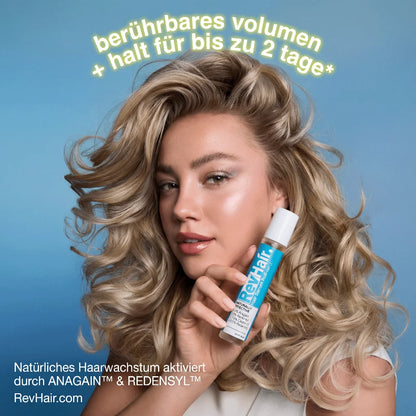 Frau zeigt RevHair Roll-on Haarwachstums-Serum mit aufgelisteten Vorteilen für gesundes Haarwachstum